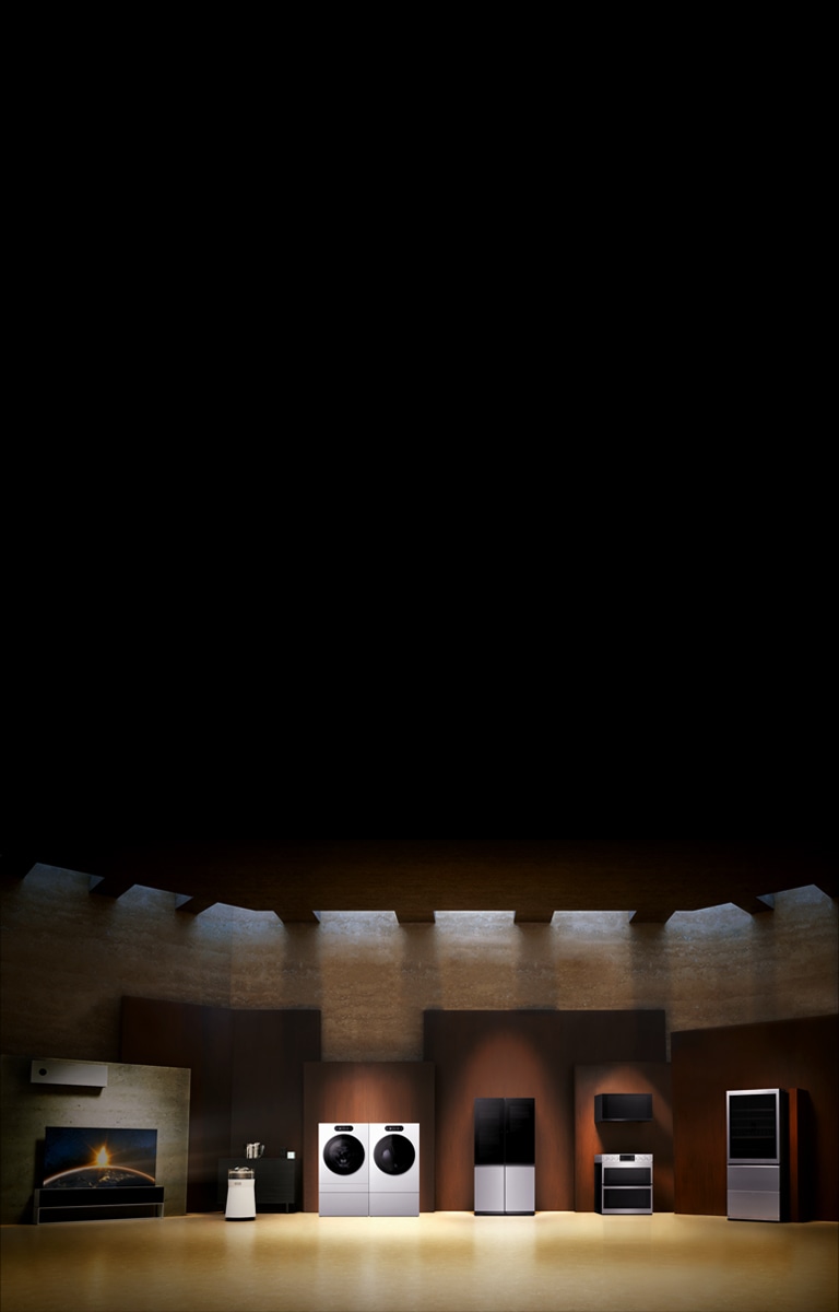 어두운 갈색 배경의 공간에 LG 시그니처 제품들이 좌측우로부터 에어컨, OLED R, 공기청정기, 세탁기, 건조기, 냉장고, 후드 겸용 전자레인지와 더블 슬라이드인 오븐, 와인셀러가 전시된 이미지